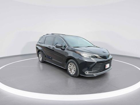 Certified 2022 Toyota Sienna XLE FWD image 2
