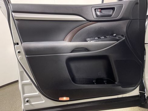 Used 2019 Toyota Highlander LE FWD image 17