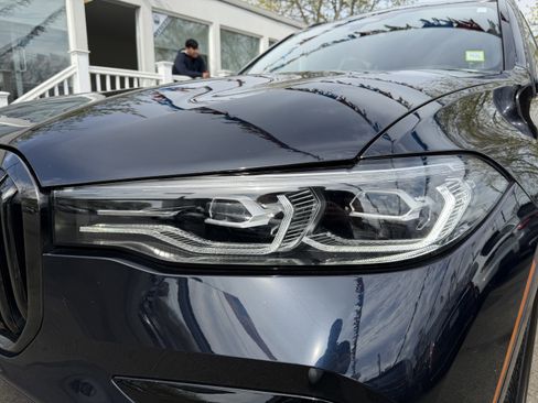 Used 2022 BMW X7 xDrive40i w/ M Sport Package AWD/4WD image 15