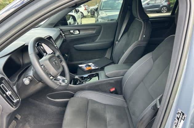 Used 2023 Volvo XC40 Recharge Ultimate AWD/4WD image 2