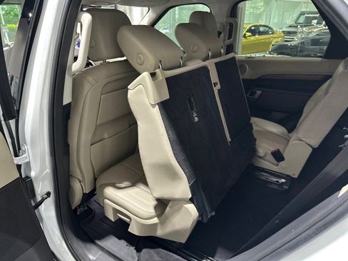 Used 2018 Land Rover Discovery HSE AWD/4WD image 46
