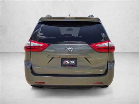 Used 2019 Toyota Sienna XLE w/ XLE Navigation Package FWD image 2