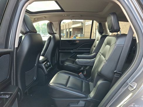 Used 2023 Lincoln Aviator Standard w/ Premium Package image 11