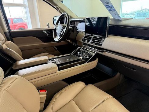 Used 2024 Lincoln Navigator Premiere image 25