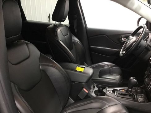 Used 2019 Jeep Cherokee Latitude Plus AWD/4WD image 43