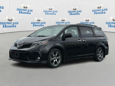 Used 2020 Toyota Sienna SE image 2