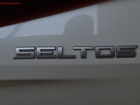 Used 2023 Kia Seltos S AWD/4WD image 12