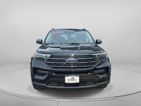 Used 2023 Ford Explorer XLT AWD/4WD image 2
