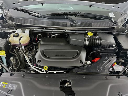 Used 2023 Chrysler Pacifica Touring-L image 34