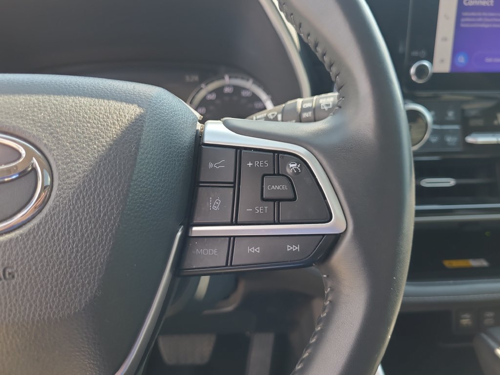 Used 2024 Toyota Highlander XLE FWD image 32