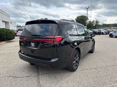 Used 2025 Chrysler Pacifica Limited w/ Trailer Tow Group AWD/4WD image 3