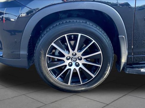 Used 2018 Toyota Highlander SE FWD image 11
