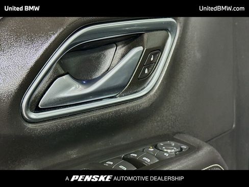 Used 2022 GMC Yukon SLT w/ SLT Premium Package image 3