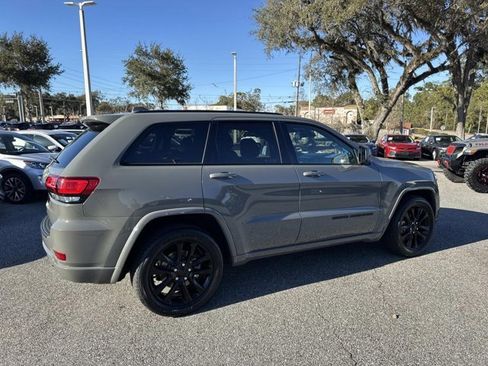 Used 2021 Jeep Grand Cherokee Laredo X image 2