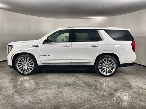 Used 2025 GMC Yukon Denali w/ Denali Reserve Package image 5