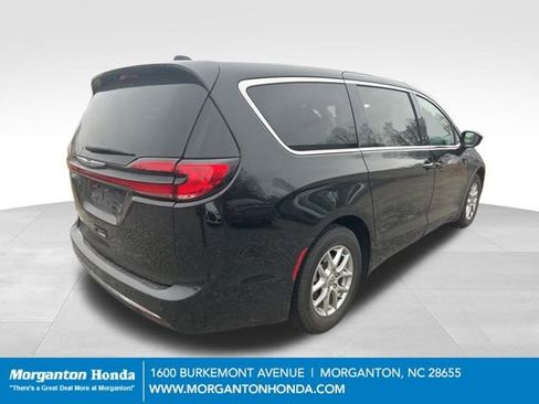 Used 2024 Chrysler Pacifica Touring-L image 9