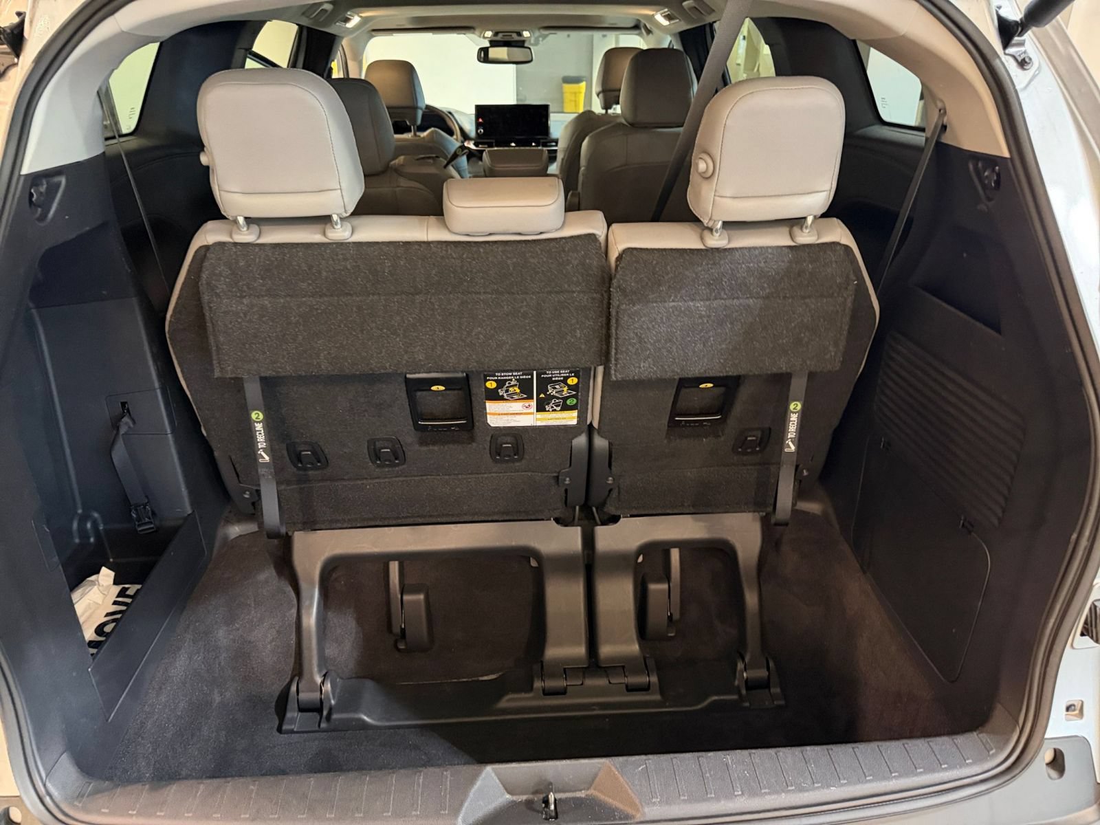 Used 2025 Toyota Sienna XLE FWD image 33