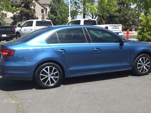 Used 2017 Volkswagen Jetta SE FWD image 9