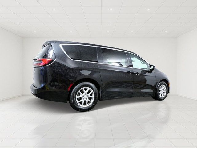 Used 2025 Chrysler Pacifica Select FWD image 6