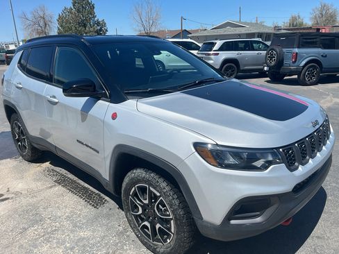 Used 2025 Jeep Compass Trailhawk AWD/4WD image 4