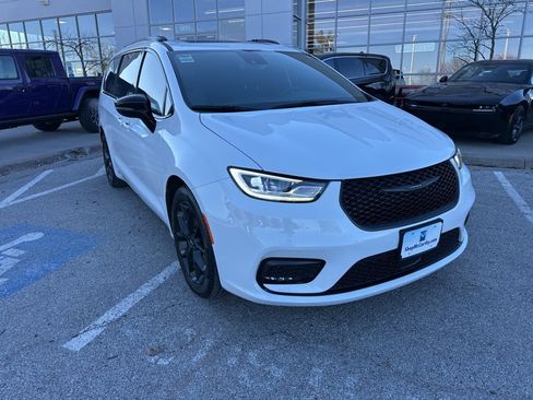 Used 2024 Chrysler Pacifica Touring-L w/ S Appearance Package image 3