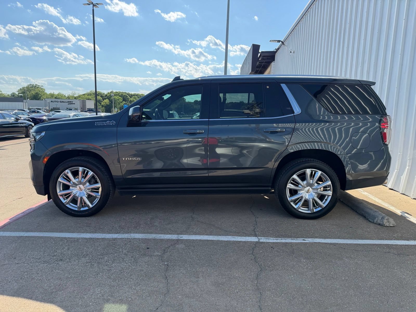 Used 2021 Chevrolet Tahoe High Country w/ Premium Package RWD image 3