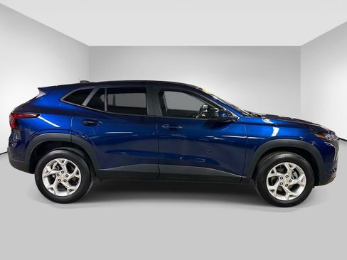 Used 2024 Chevrolet Trax LS w/ LS Convenience Package FWD image 3