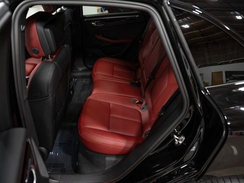 Used 2024 Porsche Macan image 21