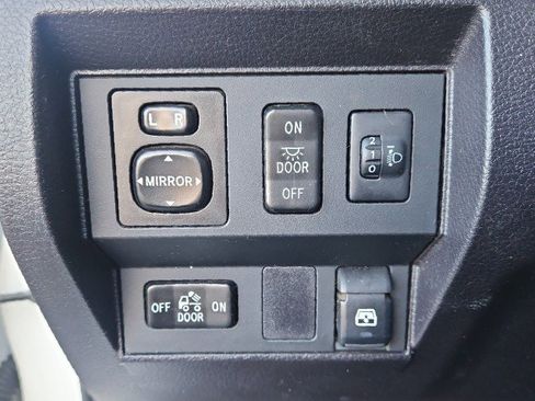 Used 2014 Toyota Tundra SR5 w/ SR5 Upgrade Package image 16