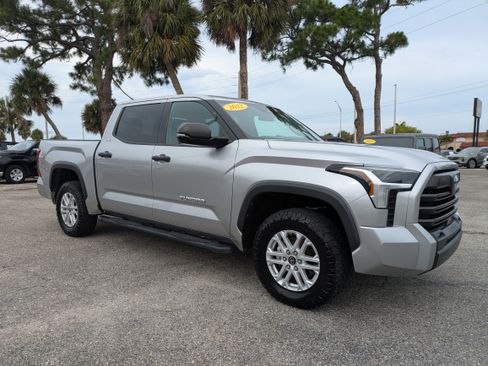 Used 2022 Toyota Tundra SR5 w/ SR5 Convenience Package AWD/4WD image 2