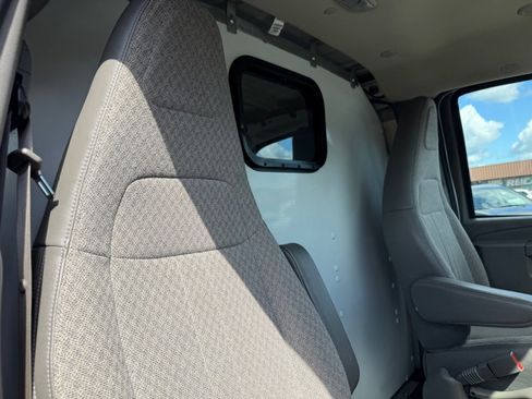 Used 2018 Chevrolet Express 2500 image 14