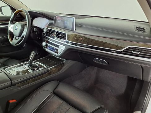 Used 2022 BMW 740i w/ Premium Package RWD image 7