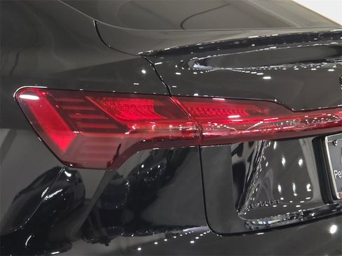 Used 2023 Audi e-tron Premium Plus w/ Premium Plus Package image 32