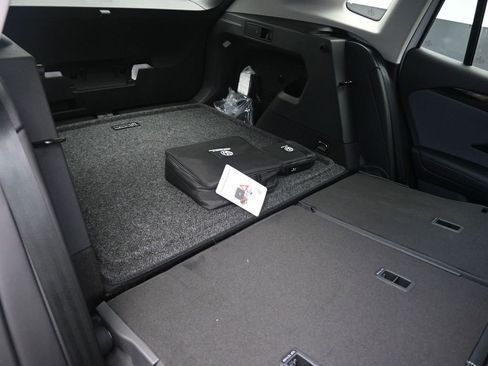 Certified 2025 Volkswagen Tiguan SE image 28