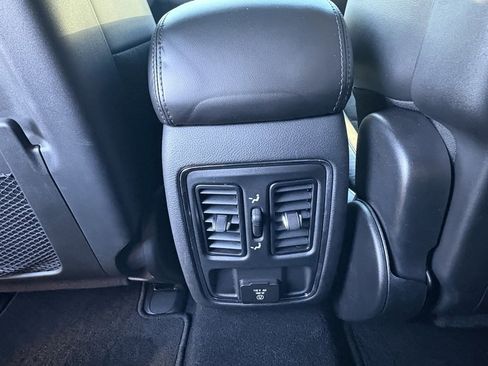 Used 2019 Jeep Grand Cherokee Altitude image 26