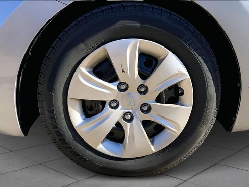 Used 2016 Hyundai Elantra SE image 11