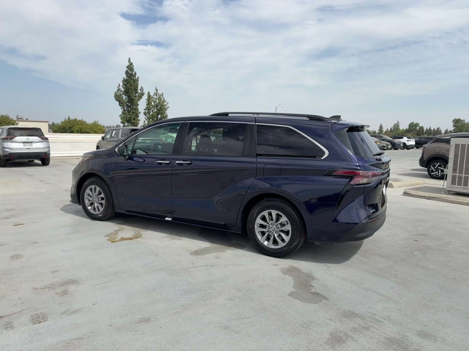 Used 2025 Toyota Sienna XLE FWD image 9