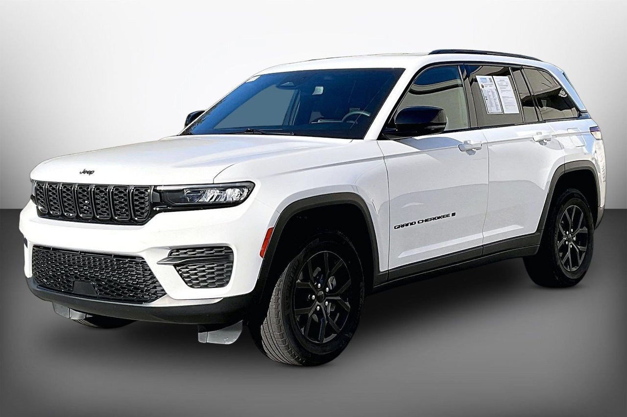 Used 2024 Jeep Grand Cherokee Altitude AWD/4WD image 4