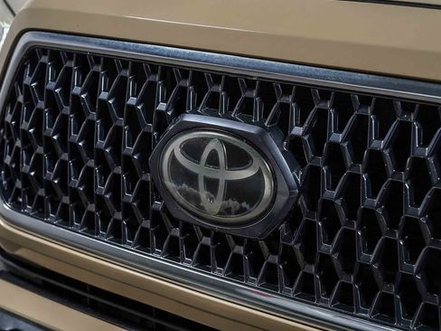 Used 2019 Toyota Tacoma TRD Off-Road w/ Technology Package AWD/4WD image 8