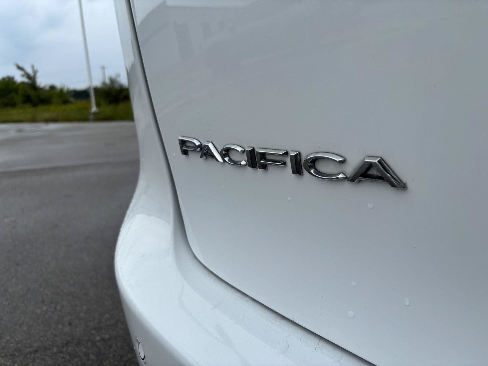 Used 2025 Chrysler Pacifica Select FWD image 10
