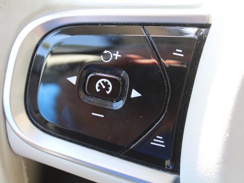 Used 2017 Volvo XC90 T5 Momentum w/ Vision Package FWD image 29