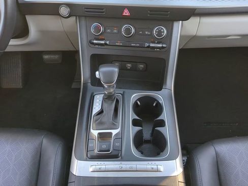 Used 2024 Kia Carnival LX image 21