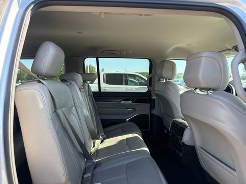 Used 2024 Jeep Wagoneer L Series II w/ Flexible Seating Group AWD/4WD image 21