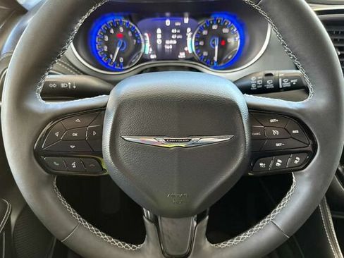 Certified 2025 Chrysler Pacifica Limited FWD image 22