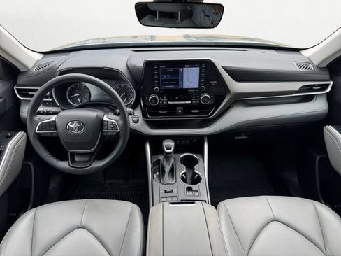 Used 2022 Toyota Highlander XLE AWD/4WD image 10