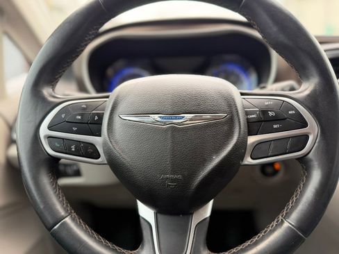 Used 2018 Chrysler Pacifica Touring-L FWD image 24