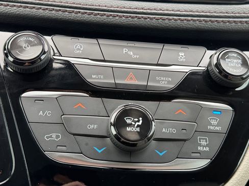 Used 2019 Chrysler Pacifica Limited image 23