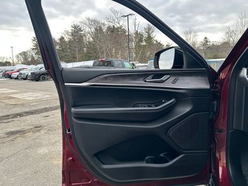 Used 2025 Jeep Grand Cherokee Limited image 23