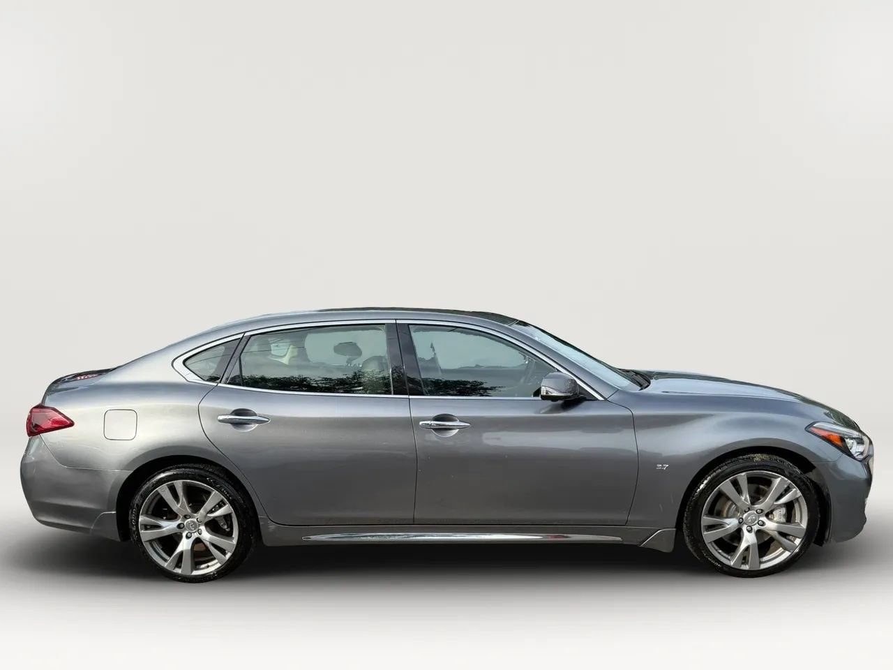 Used 2017 INFINITI Q70 L 3.7 AWD/4WD image 2
