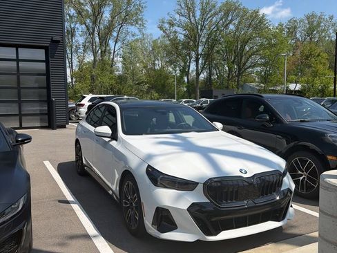 Used 2024 BMW 540i xDrive w/ Premium Package AWD/4WD image 3